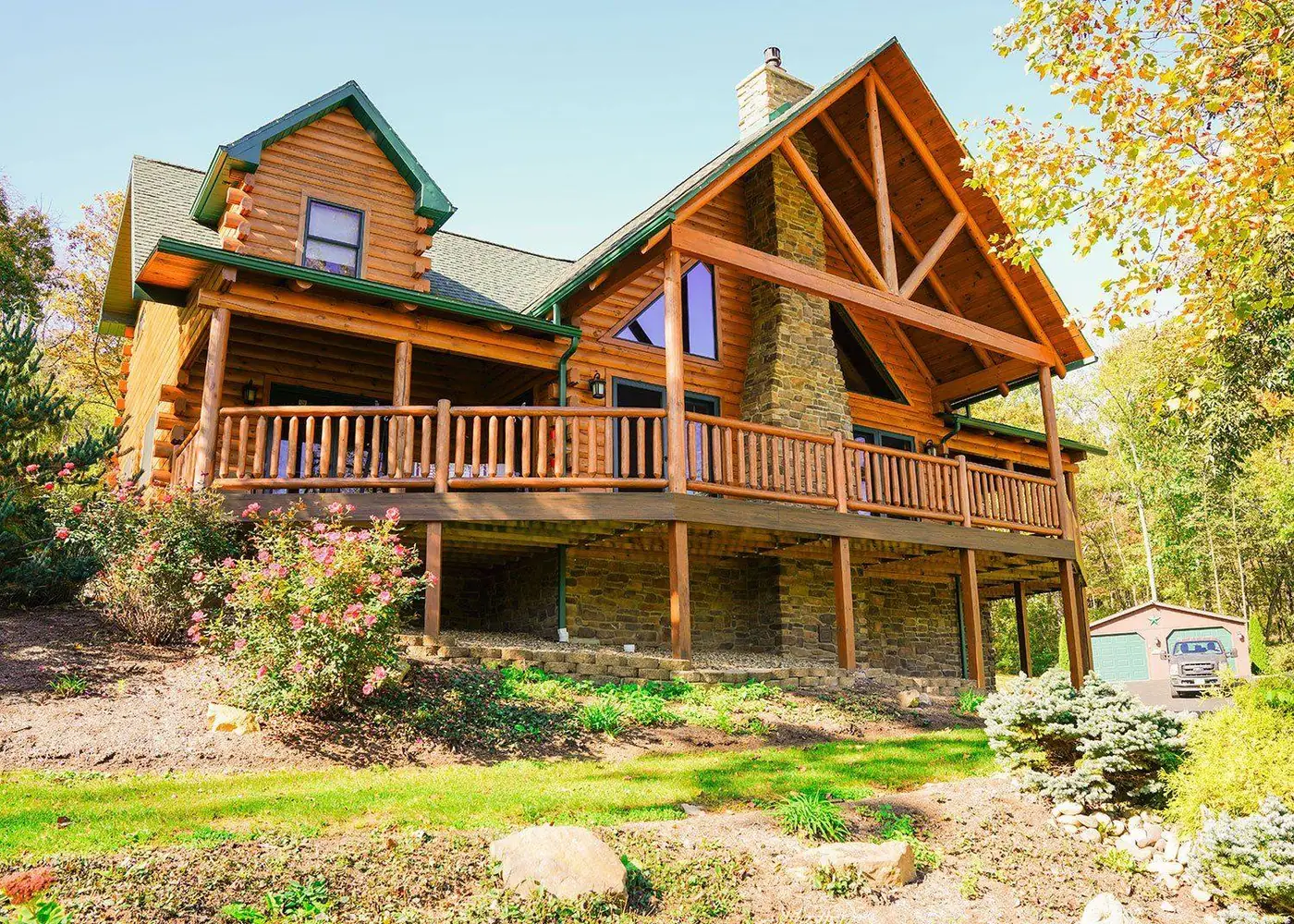 Boulder Ridge log home exterior