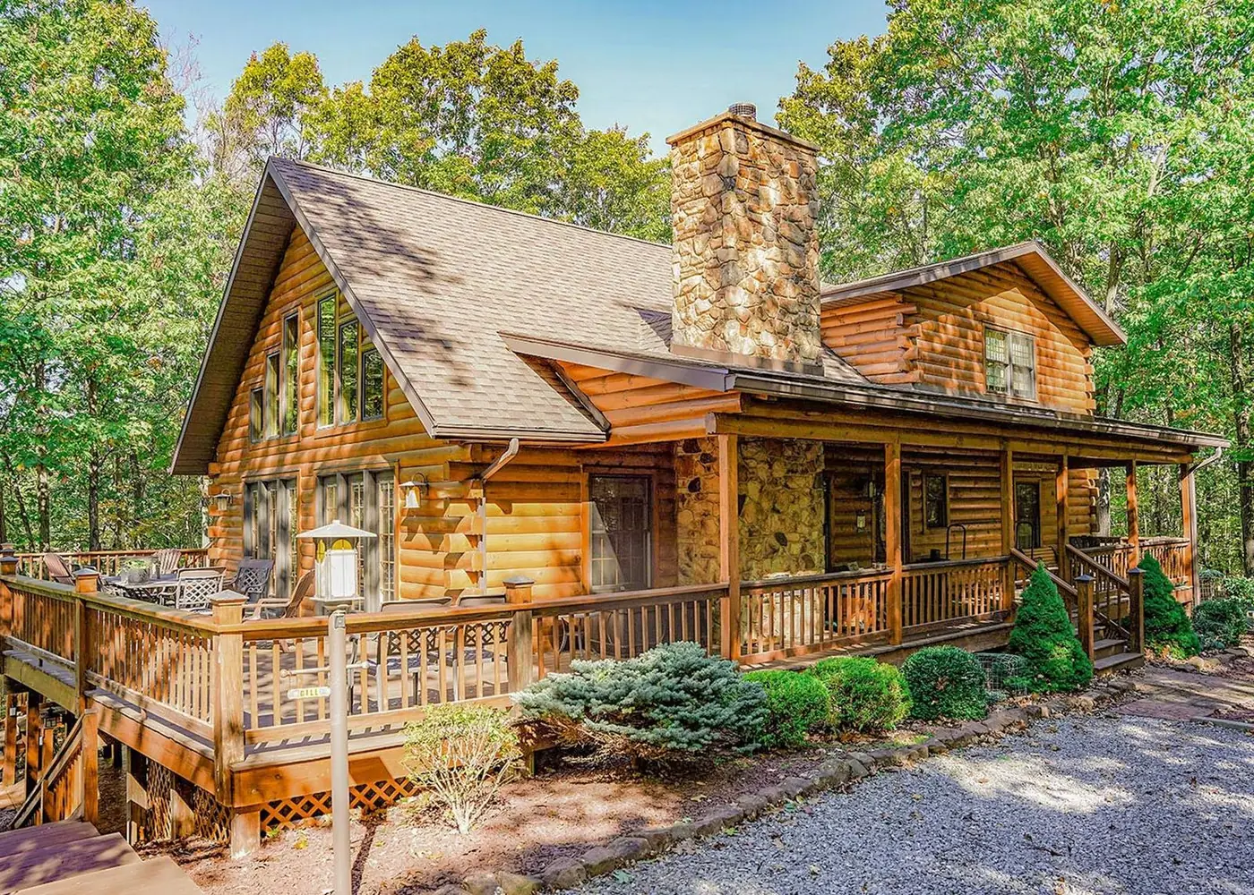 Ridgewood log home exterior